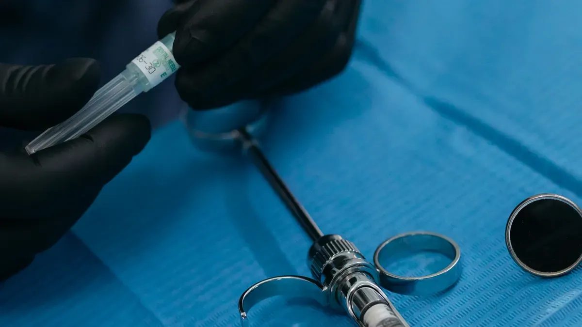 Diş klinikleri i&ccedil;in diş irrigat&ouml;r&uuml; şırıngalarını kim sağlıyor?